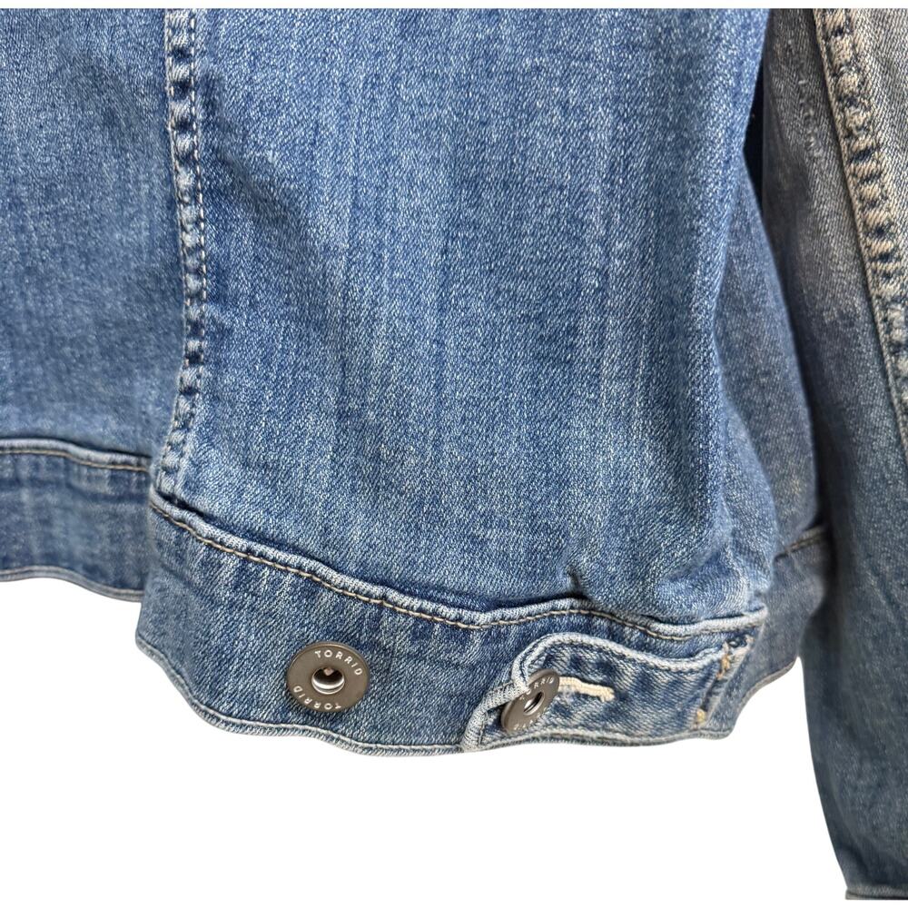 Torrid Women Plus Size Denim Jean Jacket 3 3X Stretch Medium Wash Trucker EUC - Picture 6 of 10